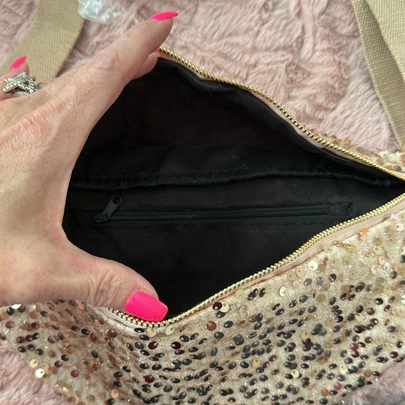 New Crossbody Bag, Fanny Pack with 2 pockets - Picture 6 of 7